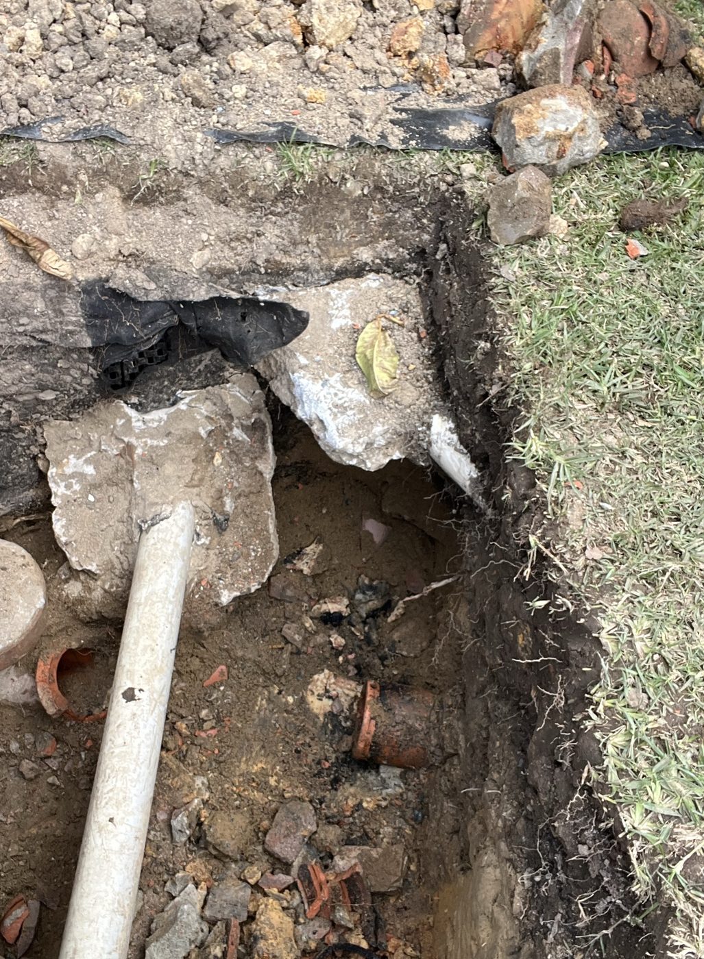 Excavated sewer line with broken clay pipe on a Mr Splash job in Putney