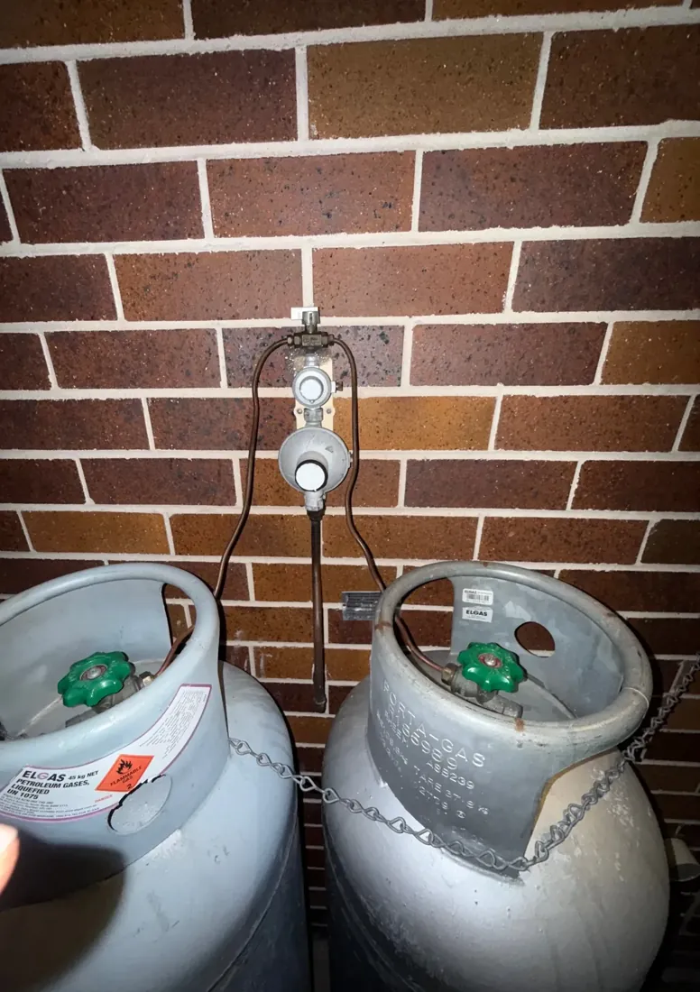LPG cylinders and changeover regulator checked after a reported gas smell on a Mr Splash job in Berowra Heights