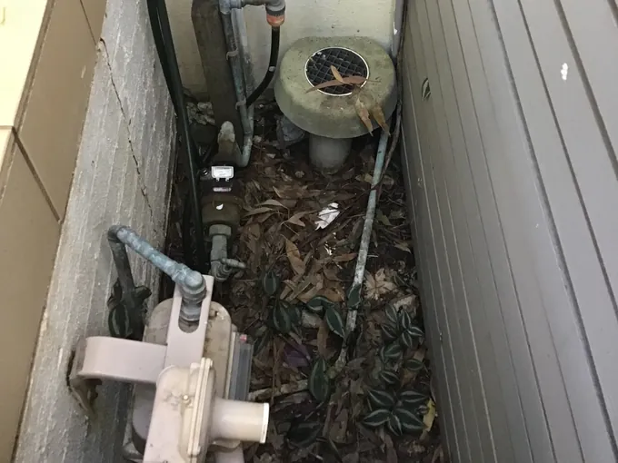 Gas meter and regulator at the end of a narrow side passage a new line would run along in Lidcombe