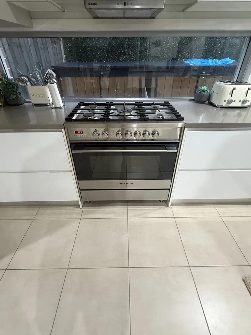 Freestanding gas range connected and tested on a Mr Splash gas job in Greenhills Beach