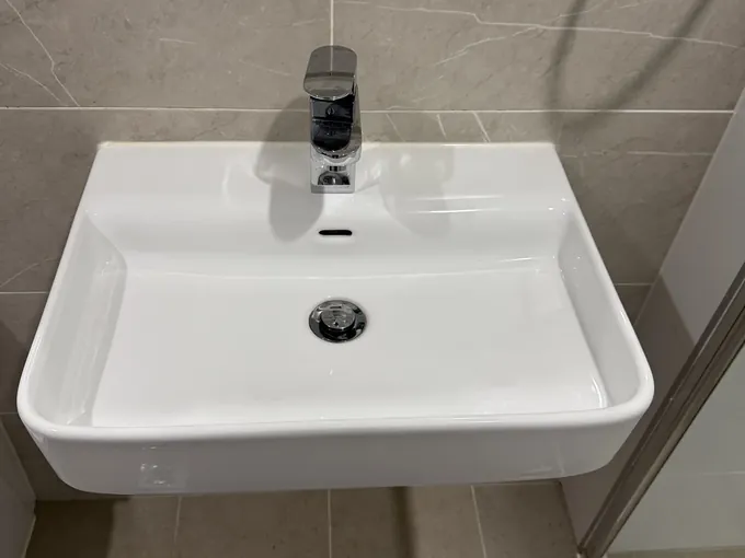 Toilet in place on a protective mat during the fit