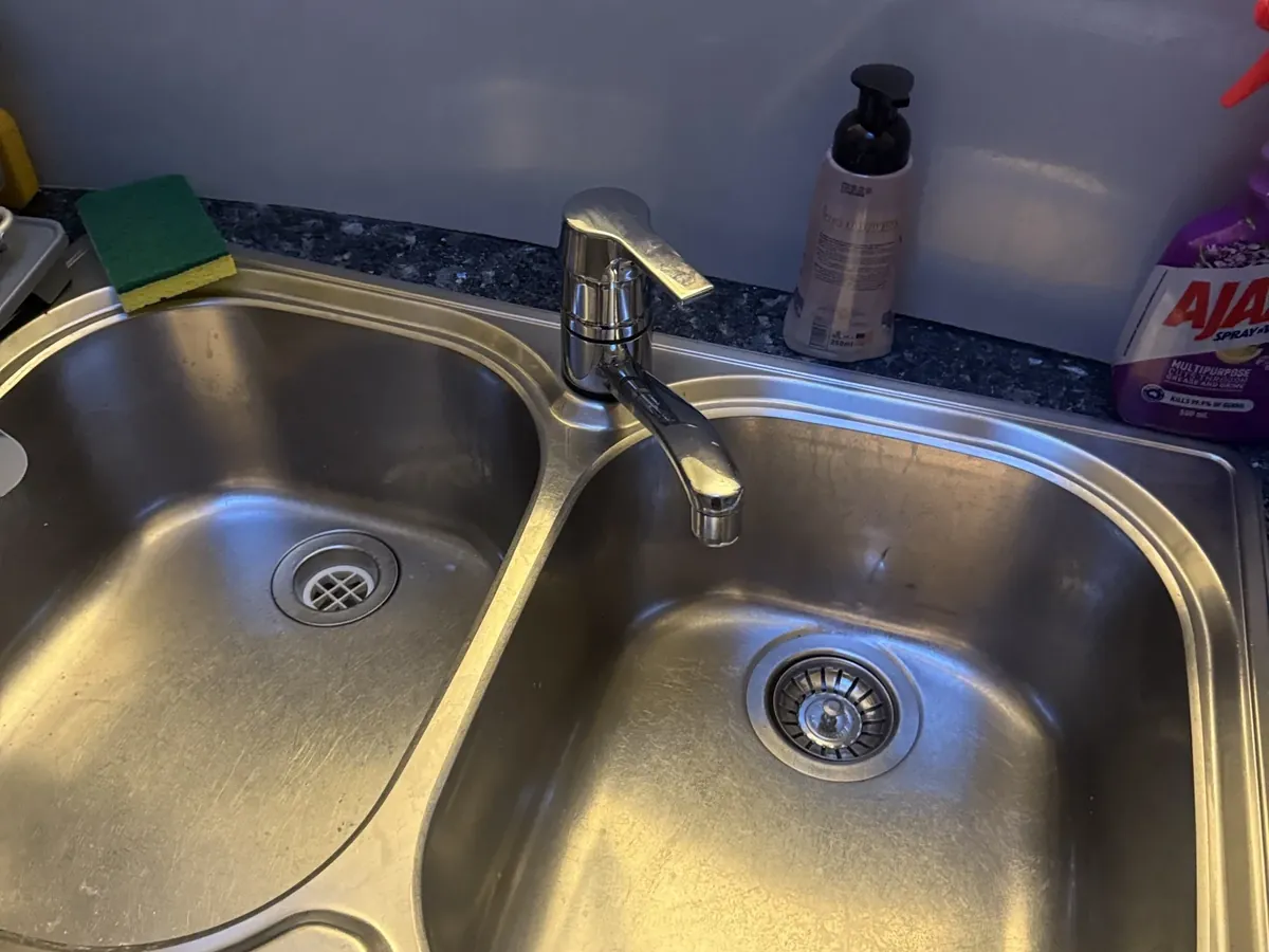 Single-lever mixer tap on a double kitchen sink in Haberfield