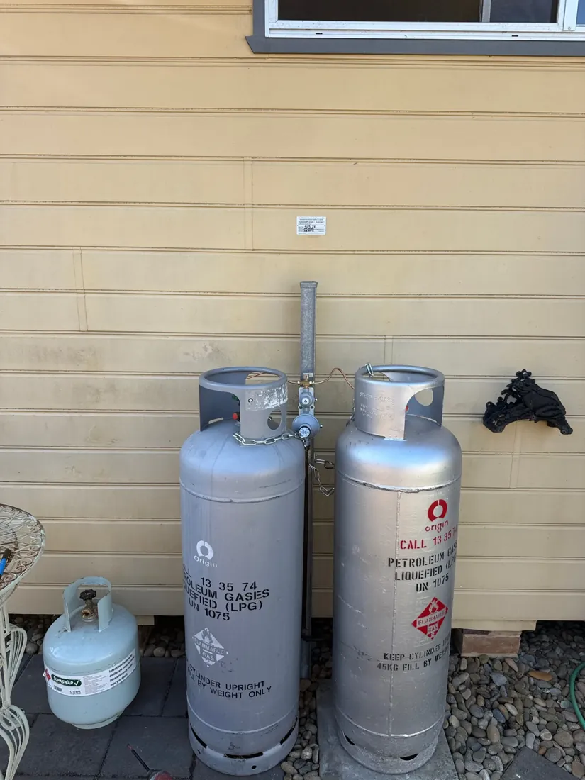 LPG cylinders and changeover riser tested on a Mr Splash gas job in Wilton