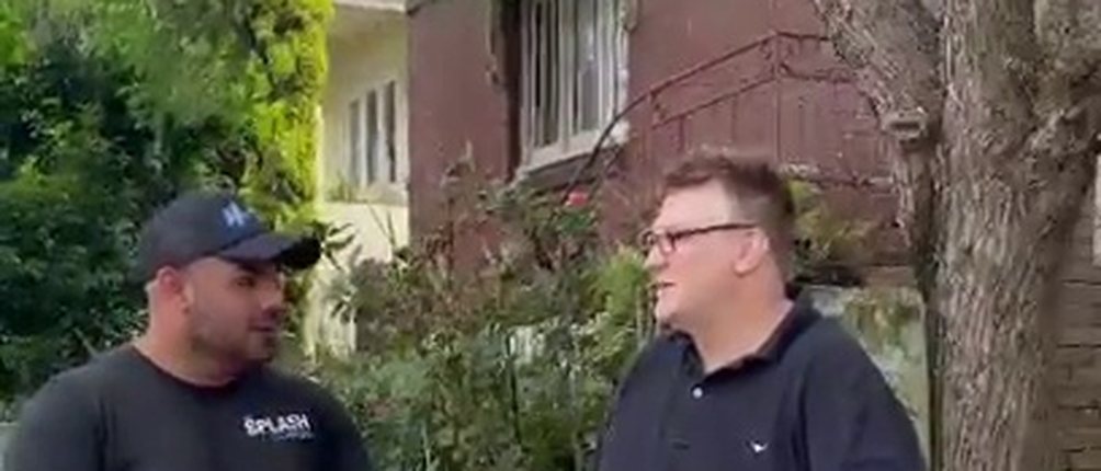 Mr Splash plumber talking with a Sydney customer outside their home