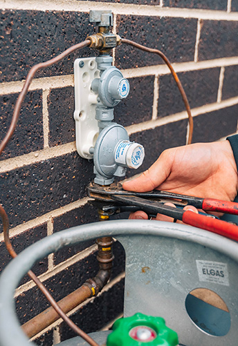 Mr Splash Plumbing Team member in uniform fixing Gas Fitting Repairs